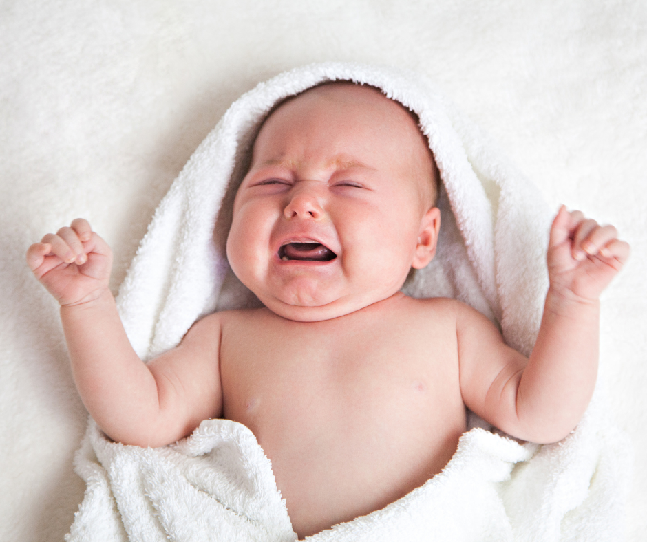 Como aliviar cólica de bebê recém-nascido? Técnicas + posições +